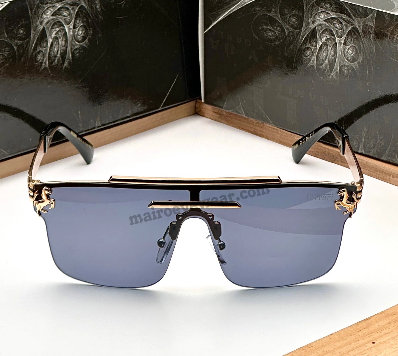 New fashion trendy one piece vintage big square frame Gold Black oversized Unisex Fashion sunglasses — zoomed view