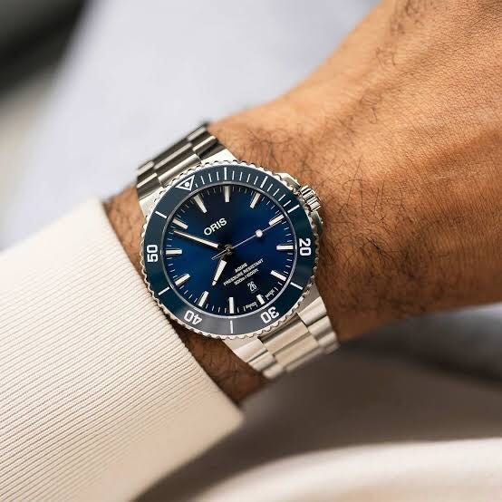 Oris Aquis Date Authentic Automatic Silver Blue Men’s Watch — zoomed view