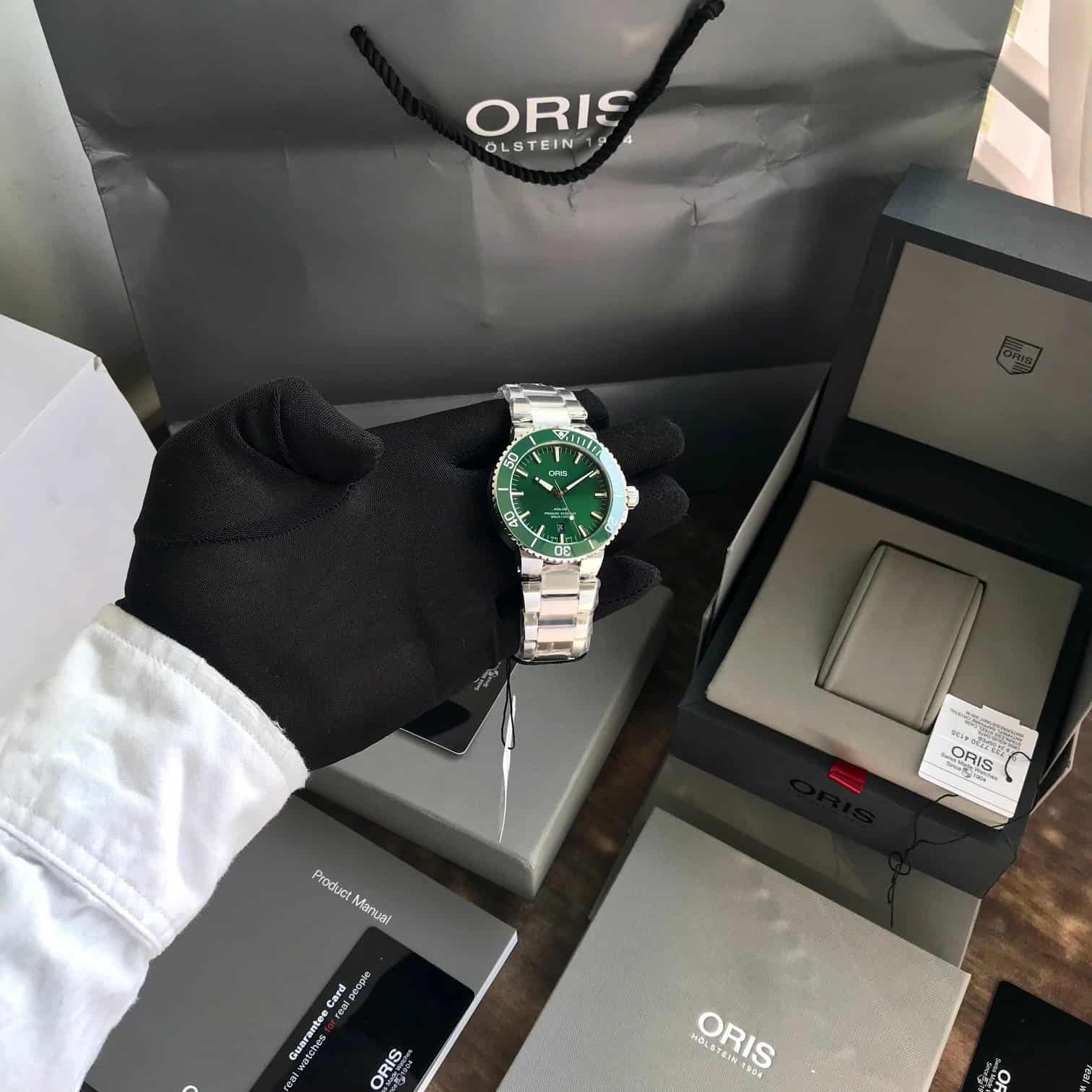 Oris Aquis Date Authentic Silver Green Dial Automatic Mens Watch