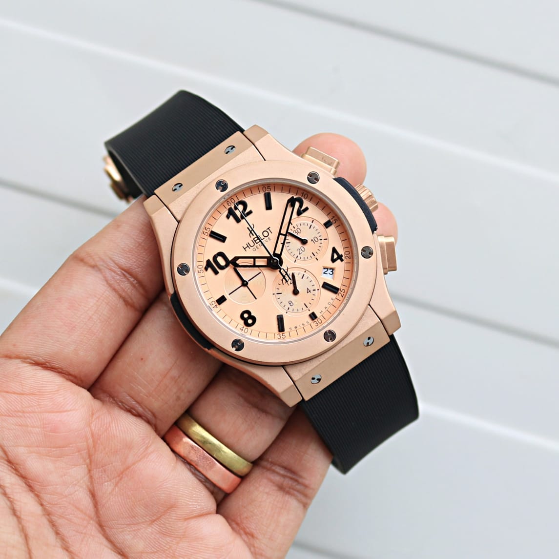 HBLOT BIG BANG CALENDER ROSE GOLD BLACK RUBBER WATCH — zoomed view