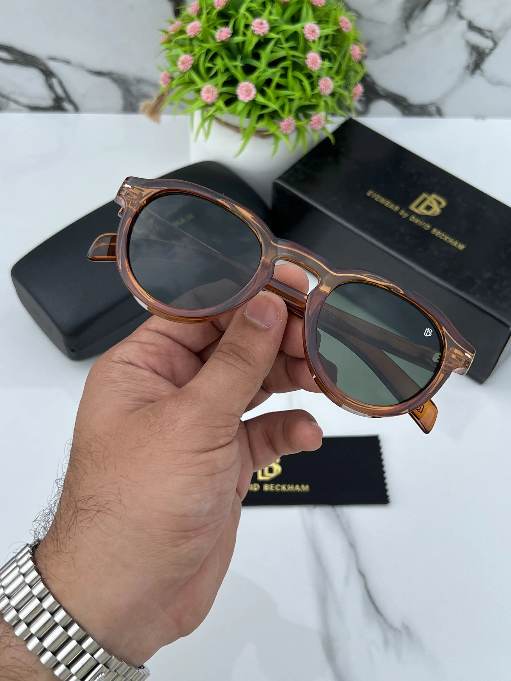 DB TEA OVAL GREEN UV-400 SUNGLASSES — zoomed view