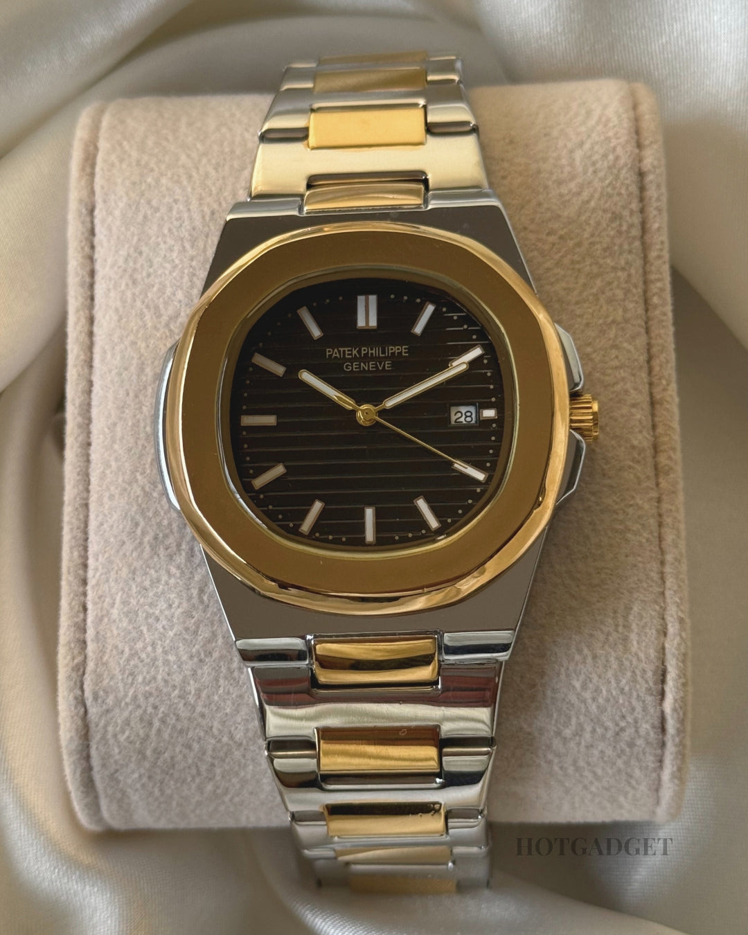 Patek Philippe Nautilus - (Analog Watch) — zoomed view