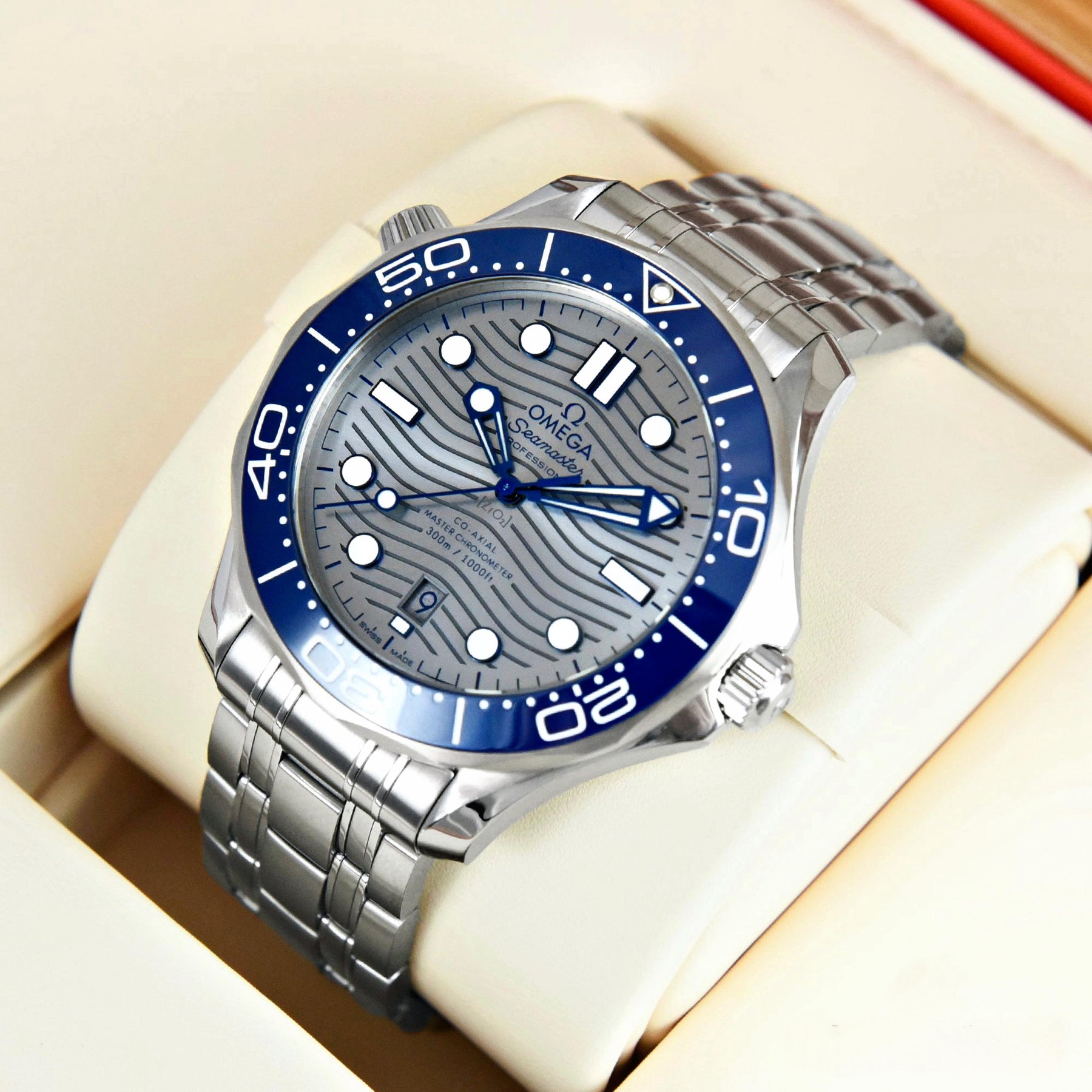 Omega Seamaster Diver 300M GREY — zoomed view