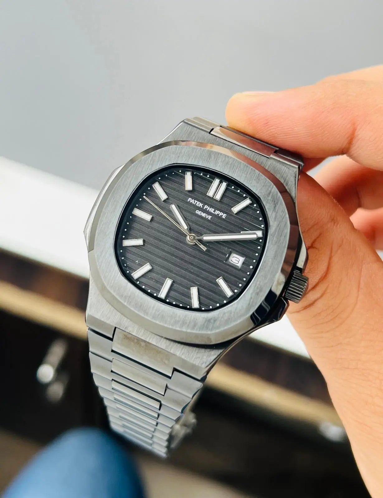 Patek Philippe Nautilus Quartz Men’s Watch — zoomed view