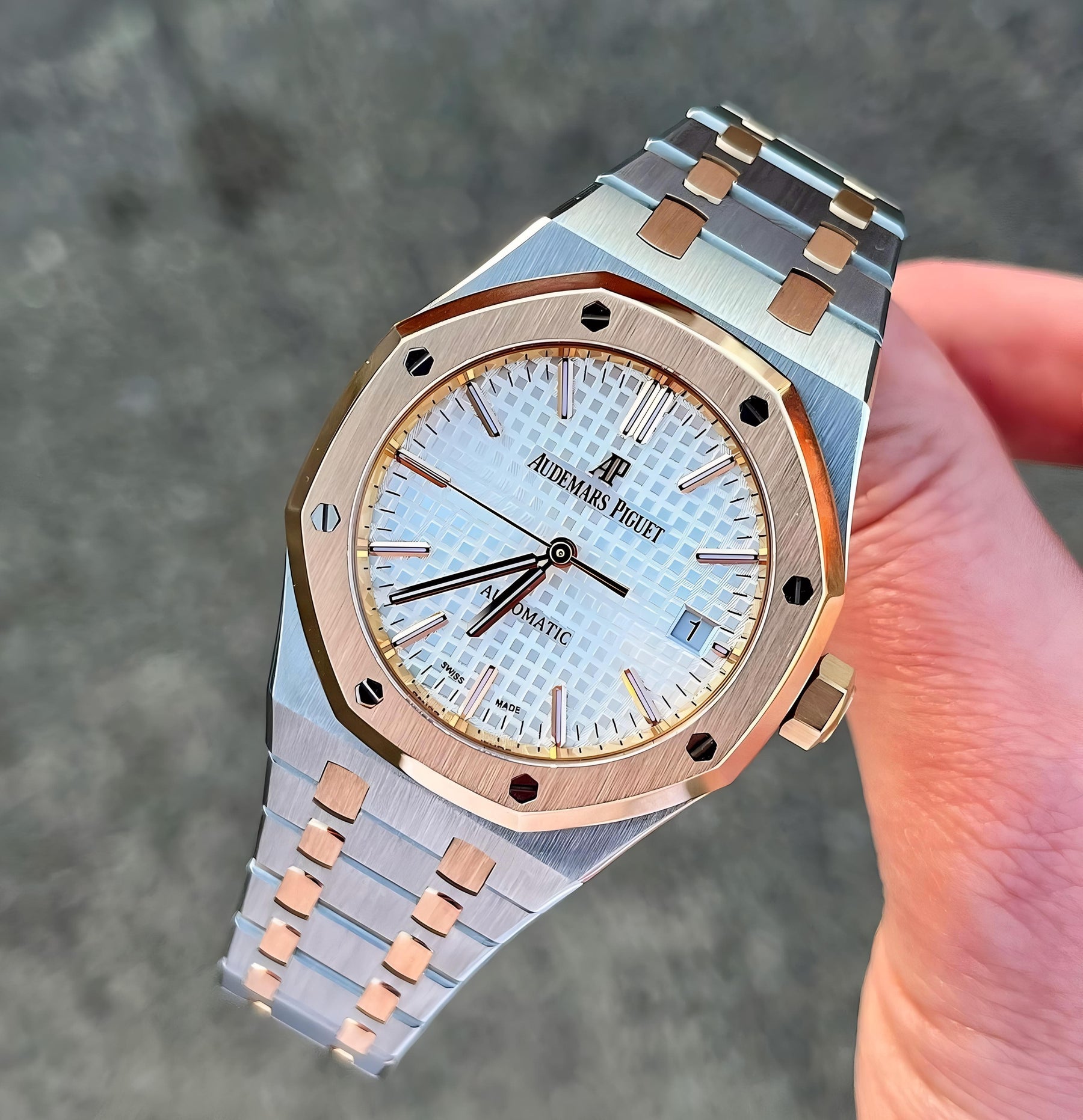 AUDEMARS PIGUET ROYAL OAK SELFWINDING ROSE GOLD SILVER DIAL RARE 15400SR.OO.1220SR.01 | – | 41MM — zoomed view