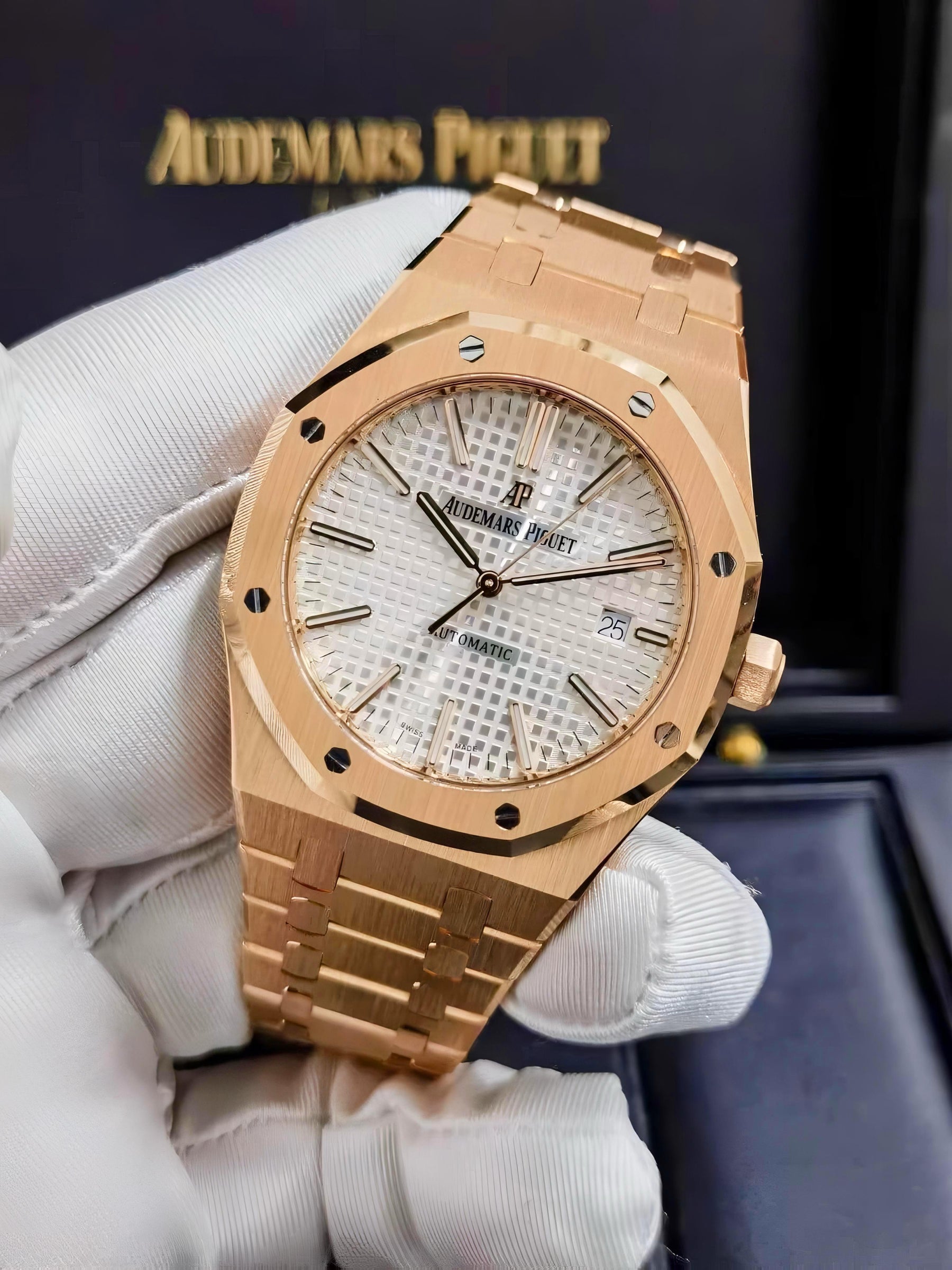 Audemars Piguet Royal Oak Selfwinding 15400OR.OO.D088CR.01 — zoomed view