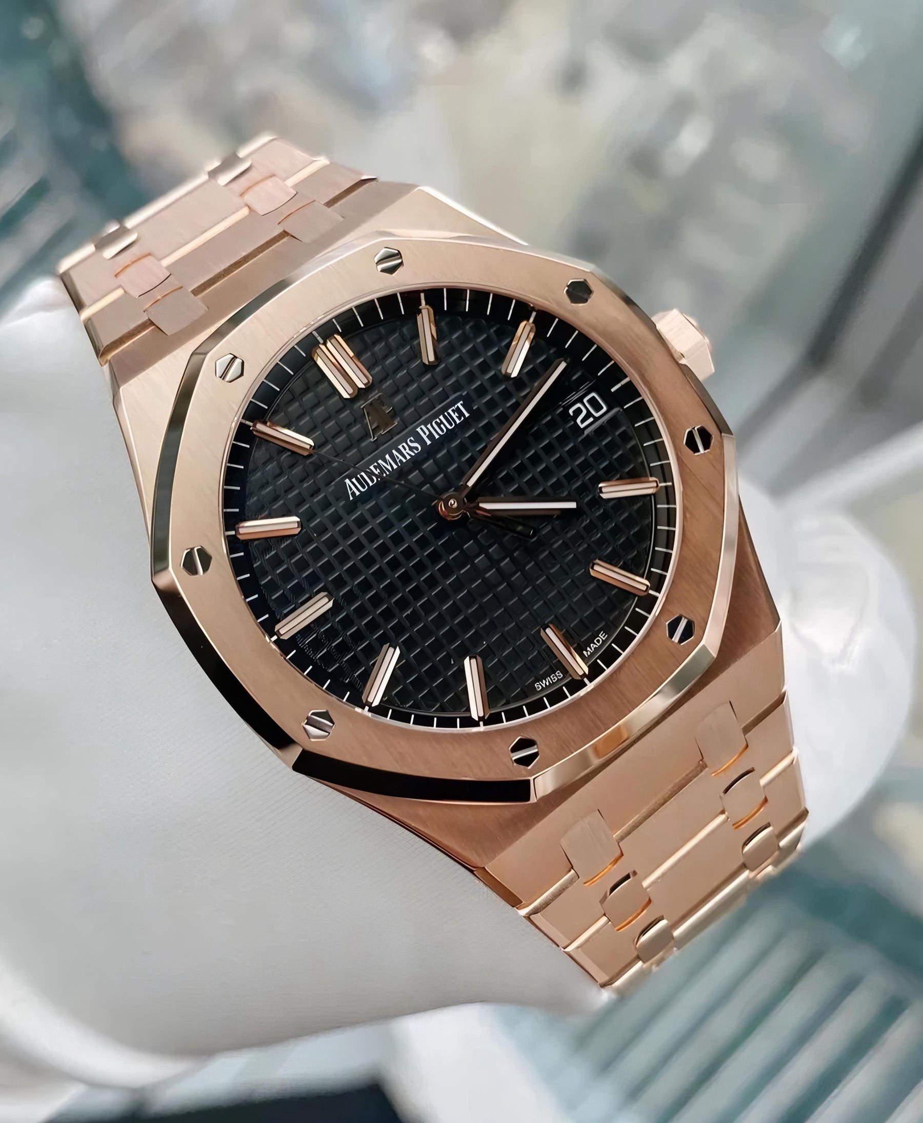 Audemars Piguet Royal Oak 15400OR 18K Rose Gold — zoomed view