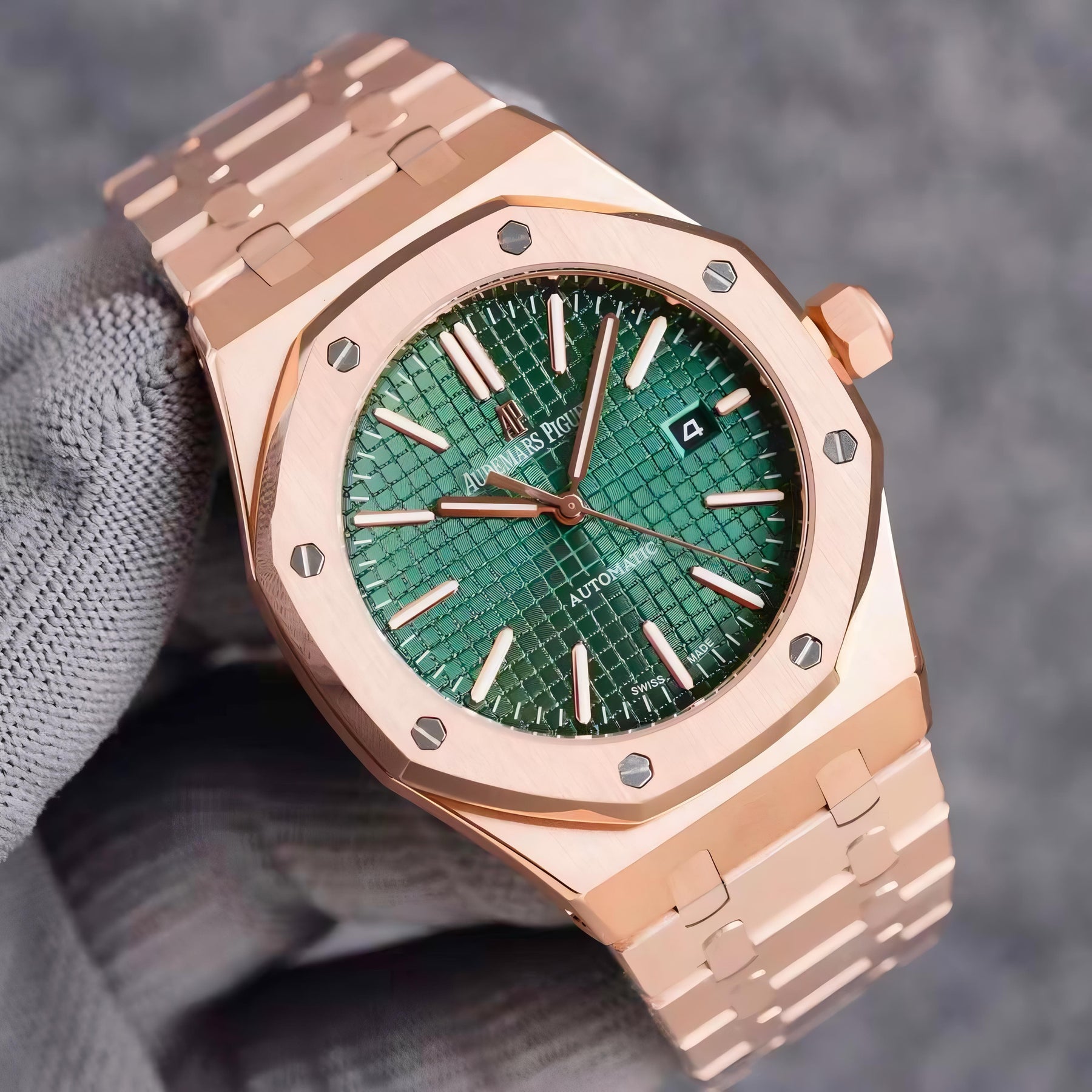 Audemars Piguet Royal Oak 15400 41mm Gold & Green — zoomed view
