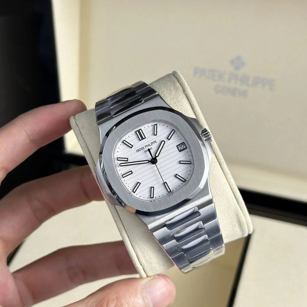 Patek Philippe Nautilus 5711/1A White Dial — zoomed view