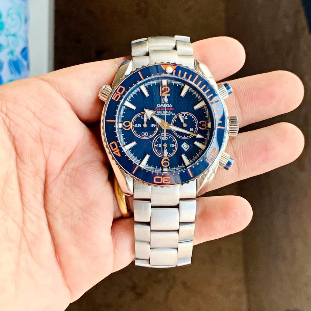 OMEGA Seamaster planet ocean Co-axial master chronometer — zoomed view