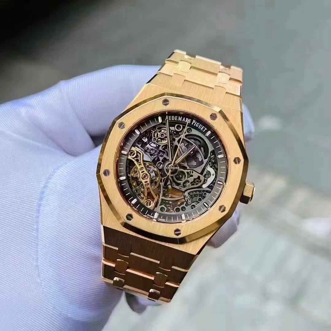 Audemars Piguet Gold matte Royal Oak Jumbo — zoomed view