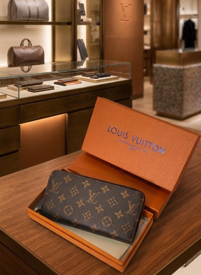 This Louis Vuitton Zippy Wallet in Monogram canvas