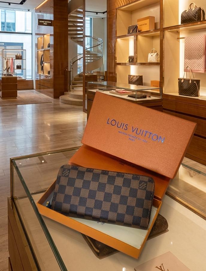 This Louis Vuitton Zippy Wallet in Monogram canvas