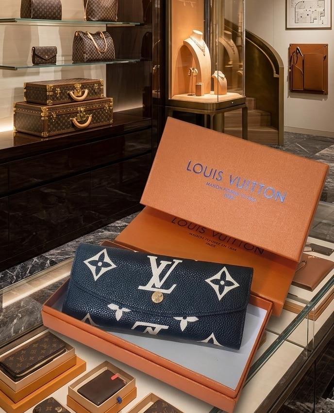 This Louis Vuitton Zippy Wallet in Monogram canvas