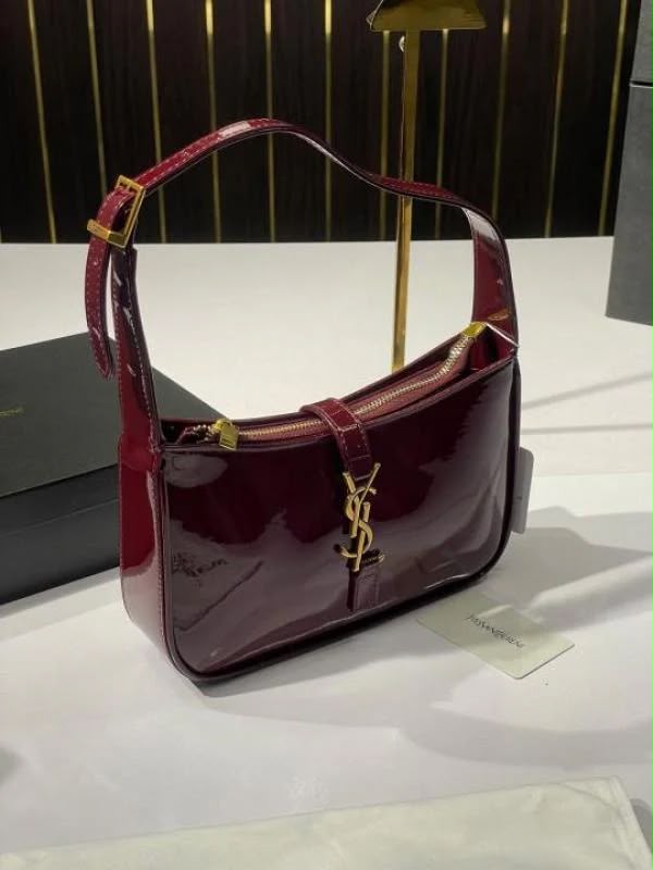 Saint Laurent Le 5 à 7 hobo bag