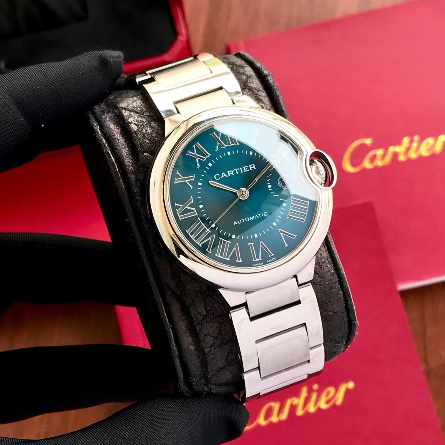 Ballon Bleu de Cartier watch, 40 mm Automatic watch for men’s. — zoomed view