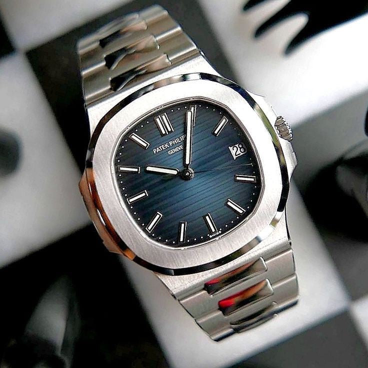 Patek Philippe Nautilus 5711/1R Stainless Steel Swiss ETA Automatic Mens Watch — zoomed view
