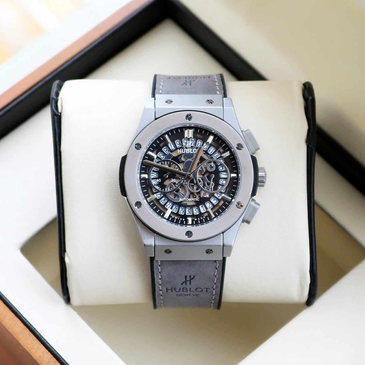 Hublot Grey Leather Belt Watch D — zoomed view