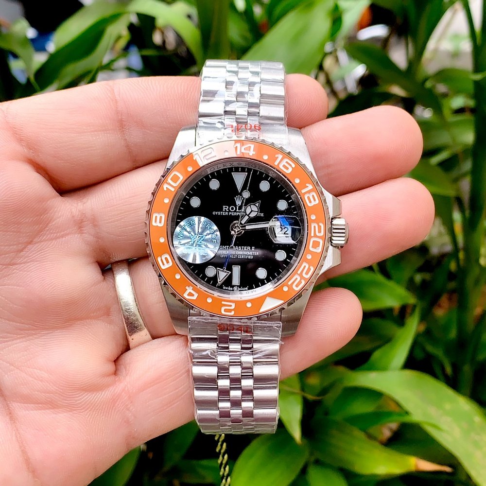 Rolex Gmt Master 2 Sliver & Black — zoomed view