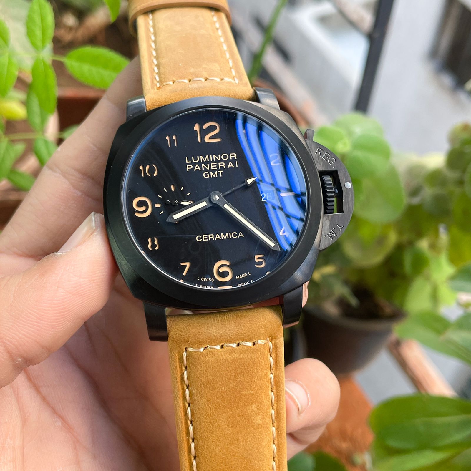 Luminor Panerai GMT Ceramica PAM441 — zoomed view